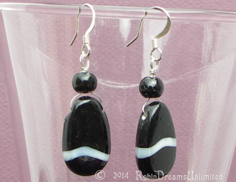 Perlenarmband Oval Glas Bead Mit Weißen Streifen-Ohrringe von RobinDreamsUnlimited