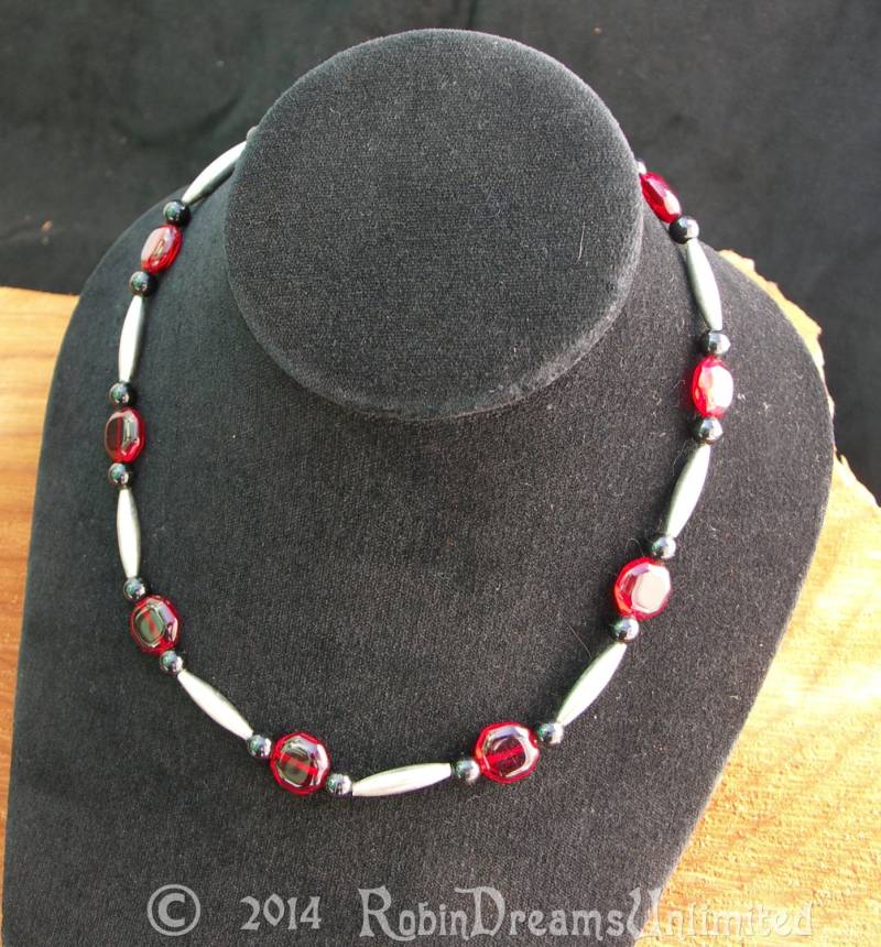 Rote Glas & Schwarz Runden Mit Silbernen Metall-Schlauch-Perlenkette von RobinDreamsUnlimited