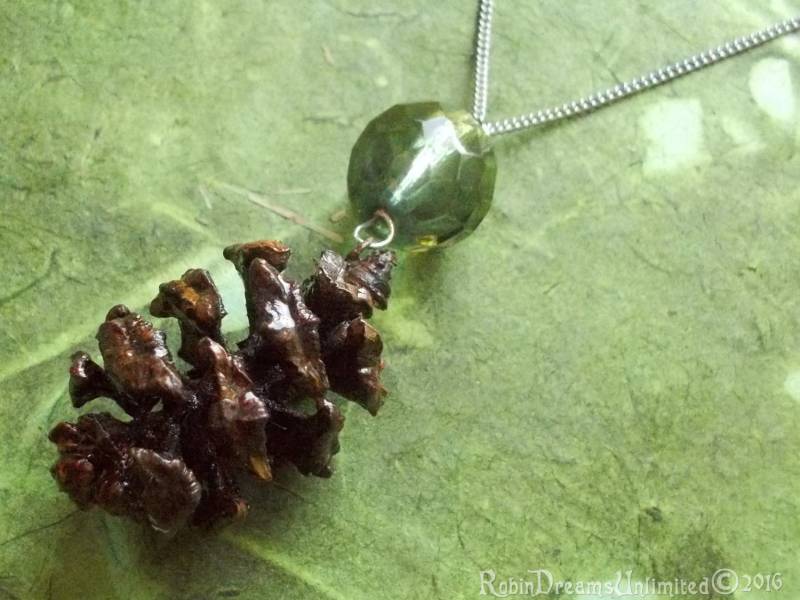 Rotholz Tannenzapfen Mit 2-Ton Grün Kristall Halskette #77-2 von RobinDreamsUnlimited