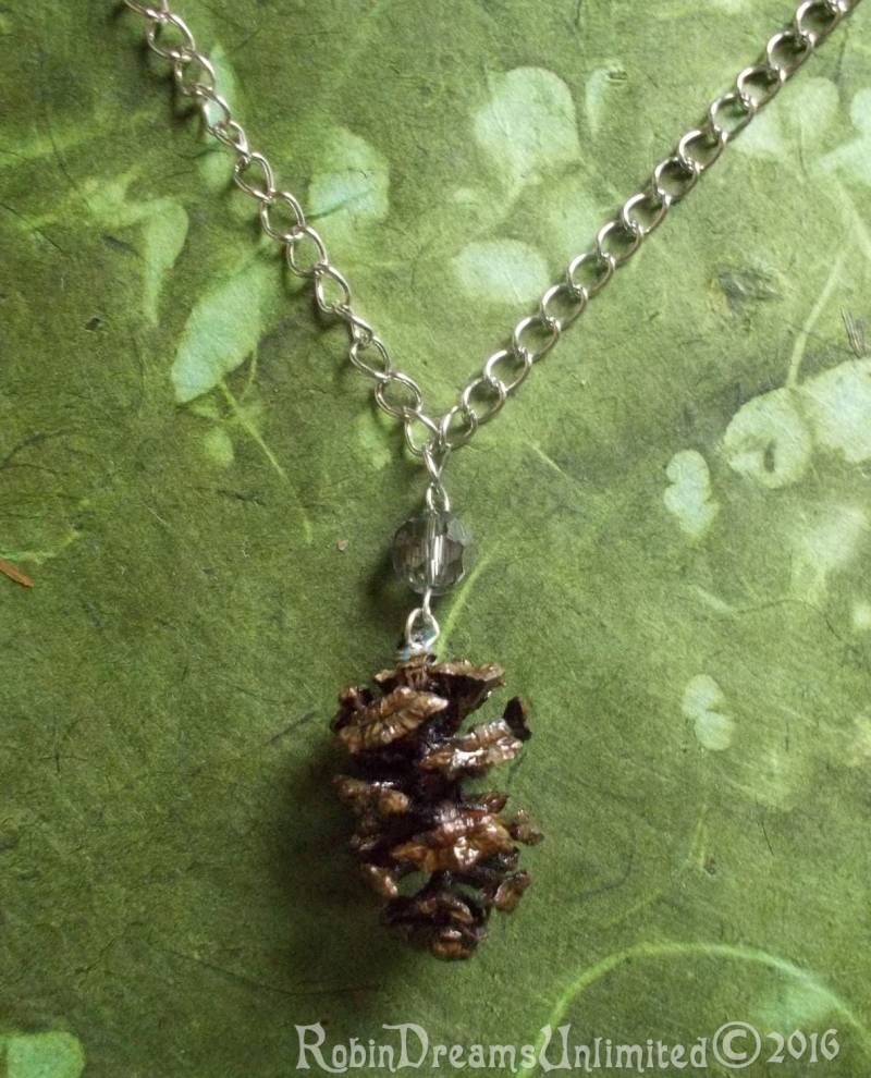Rotholz Tannenzapfen Mit Dunklen Kristall Halskette #76-2 von RobinDreamsUnlimited
