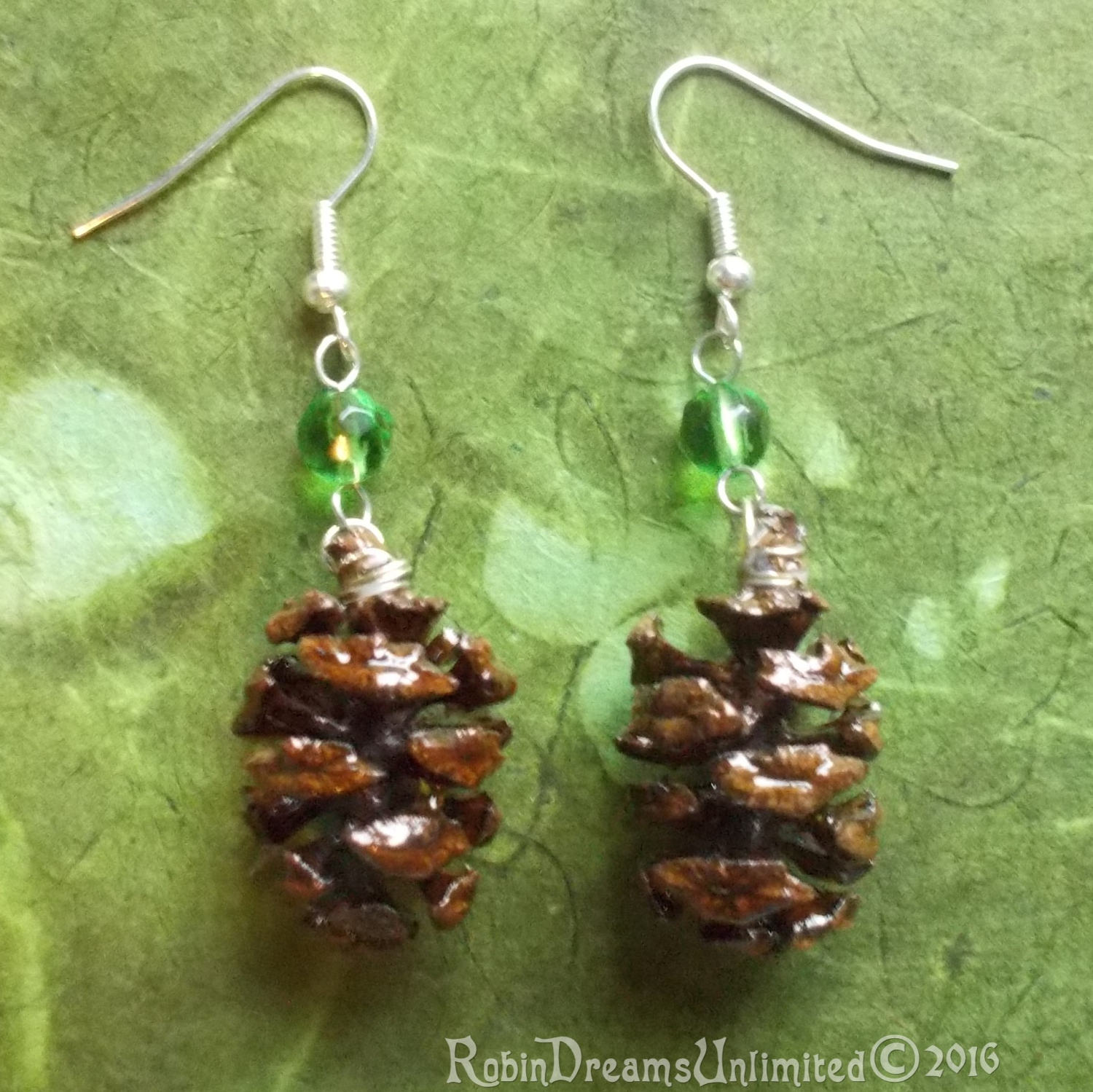 Rotholz Tannenzapfen Mit Gras Grün Kristallohrringe #65-10 von RobinDreamsUnlimited