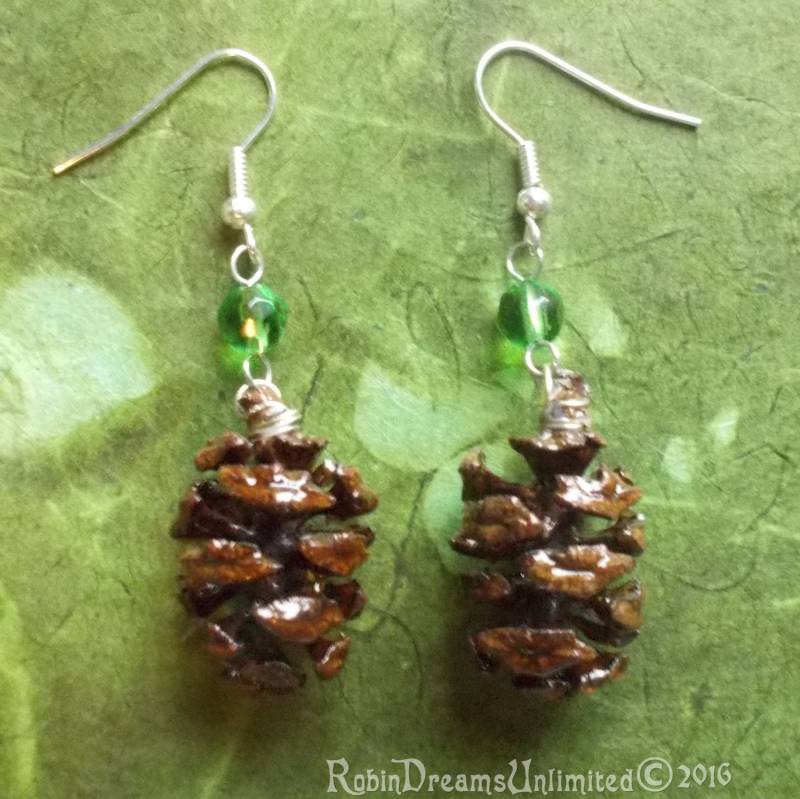 Rotholz Tannenzapfen Mit Gras Grün Kristallohrringe #65-10 von RobinDreamsUnlimited