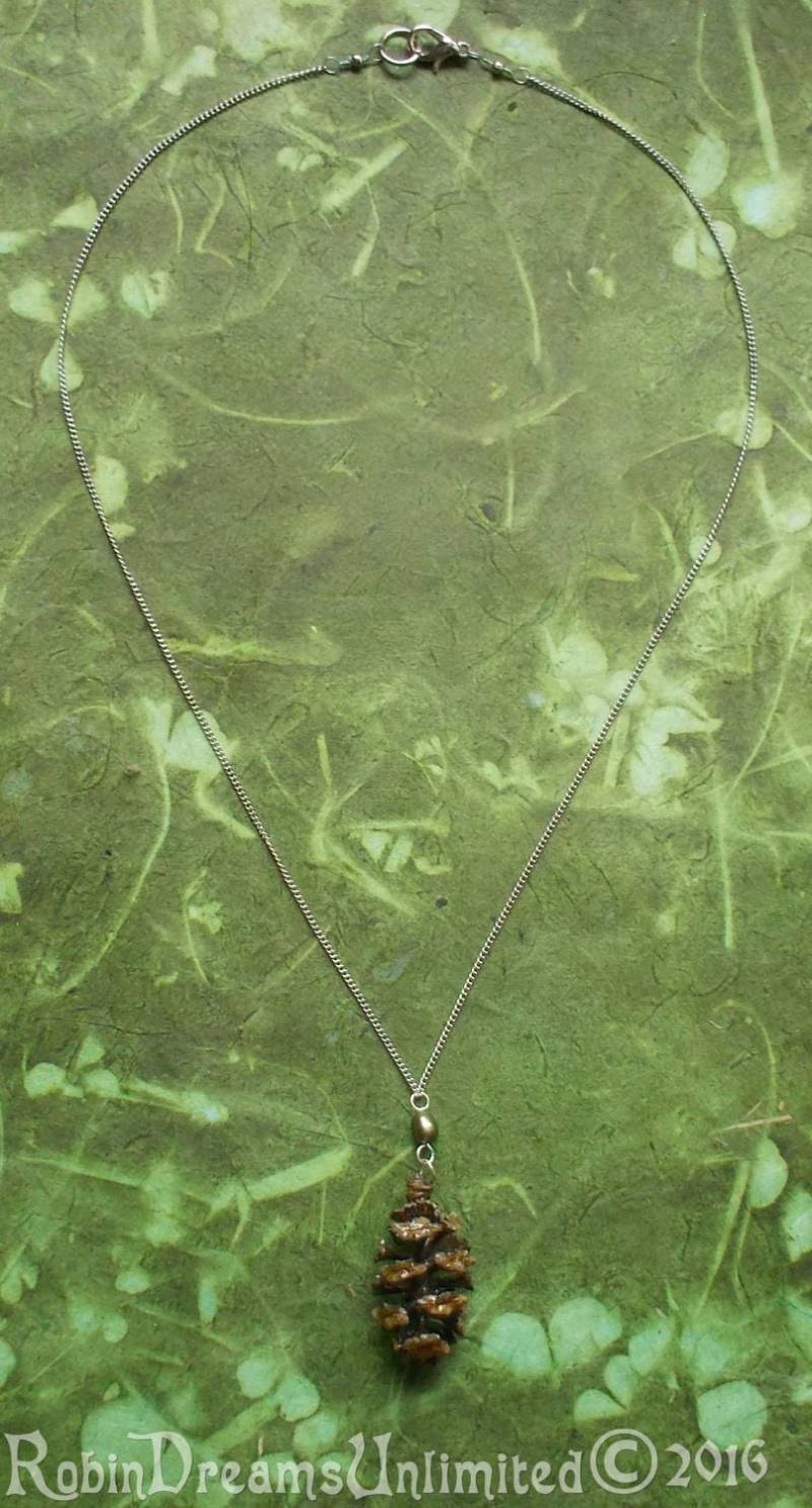 Rotholz Tannenzapfen Mit Grünen Perlenkette #77-13 von RobinDreamsUnlimited