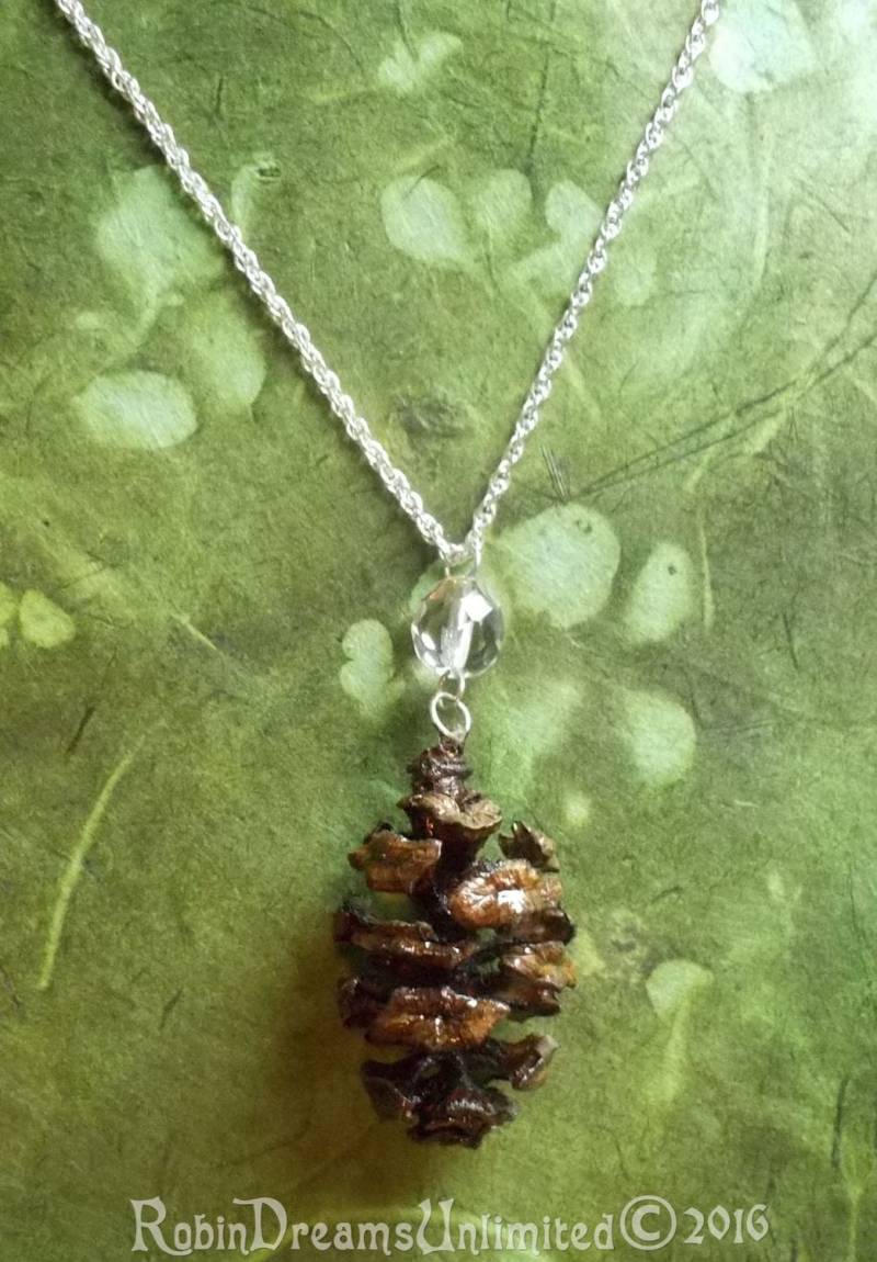 Rotholz Tannenzapfen Mit Kristall Halskette #77-10 von RobinDreamsUnlimited