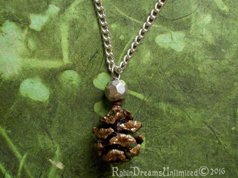 Rotholz Tannenzapfen Mit Octagon Silber Perlenkette #68-12 von RobinDreamsUnlimited