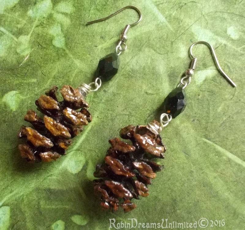 Rotholz Tannenzapfen Mit Ovalen Schwarzen Kristallohrringe #65-40 von RobinDreamsUnlimited