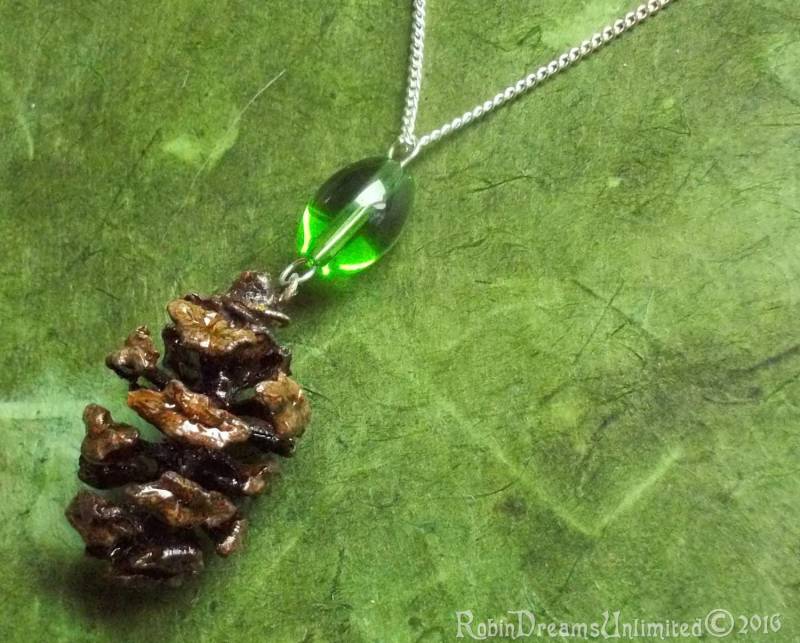 Rotholz Tannenzapfen Mit Perlenkette #77-5 von RobinDreamsUnlimited