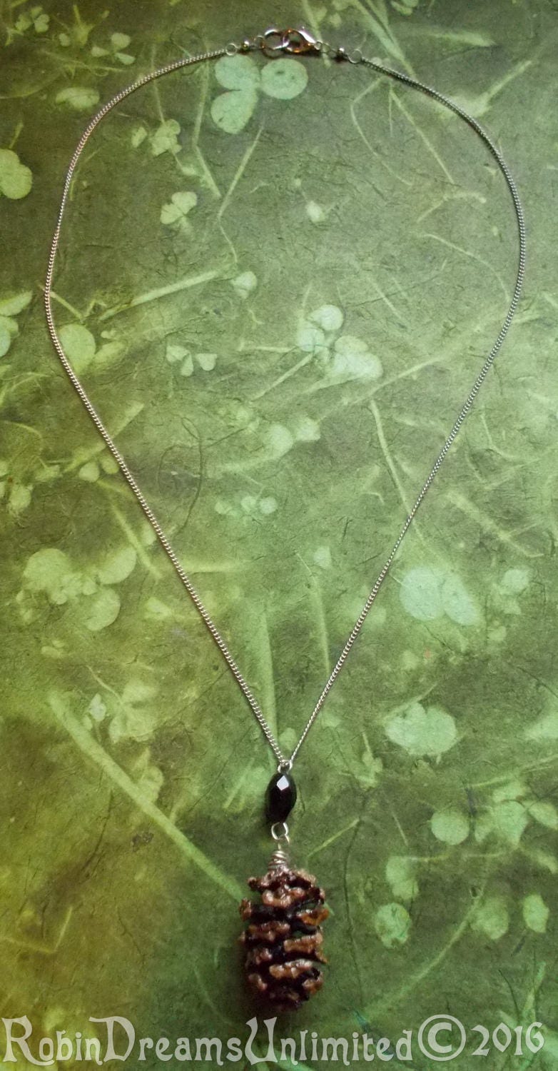 Rotholz Tannenzapfen Mit Schwarzen Kristall Halskette #76-5 von RobinDreamsUnlimited