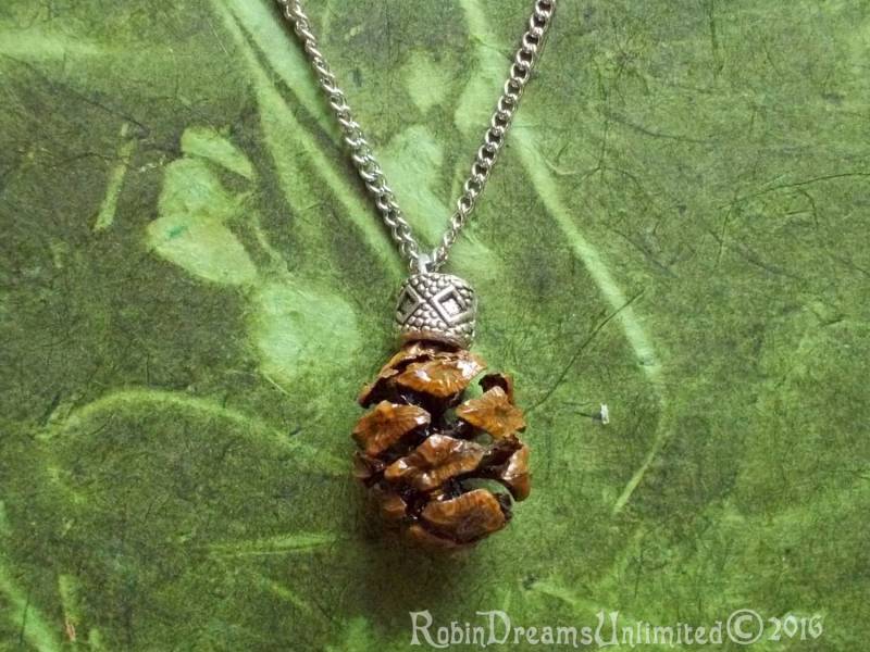 Rotholz Tannenzapfen Mit Silber Kette #68-13 von RobinDreamsUnlimited