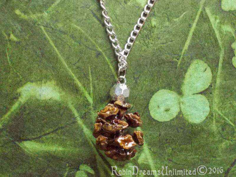 Rotholz Tannenzapfen Mit Silber Octagon Perlenkette #68-23 von RobinDreamsUnlimited