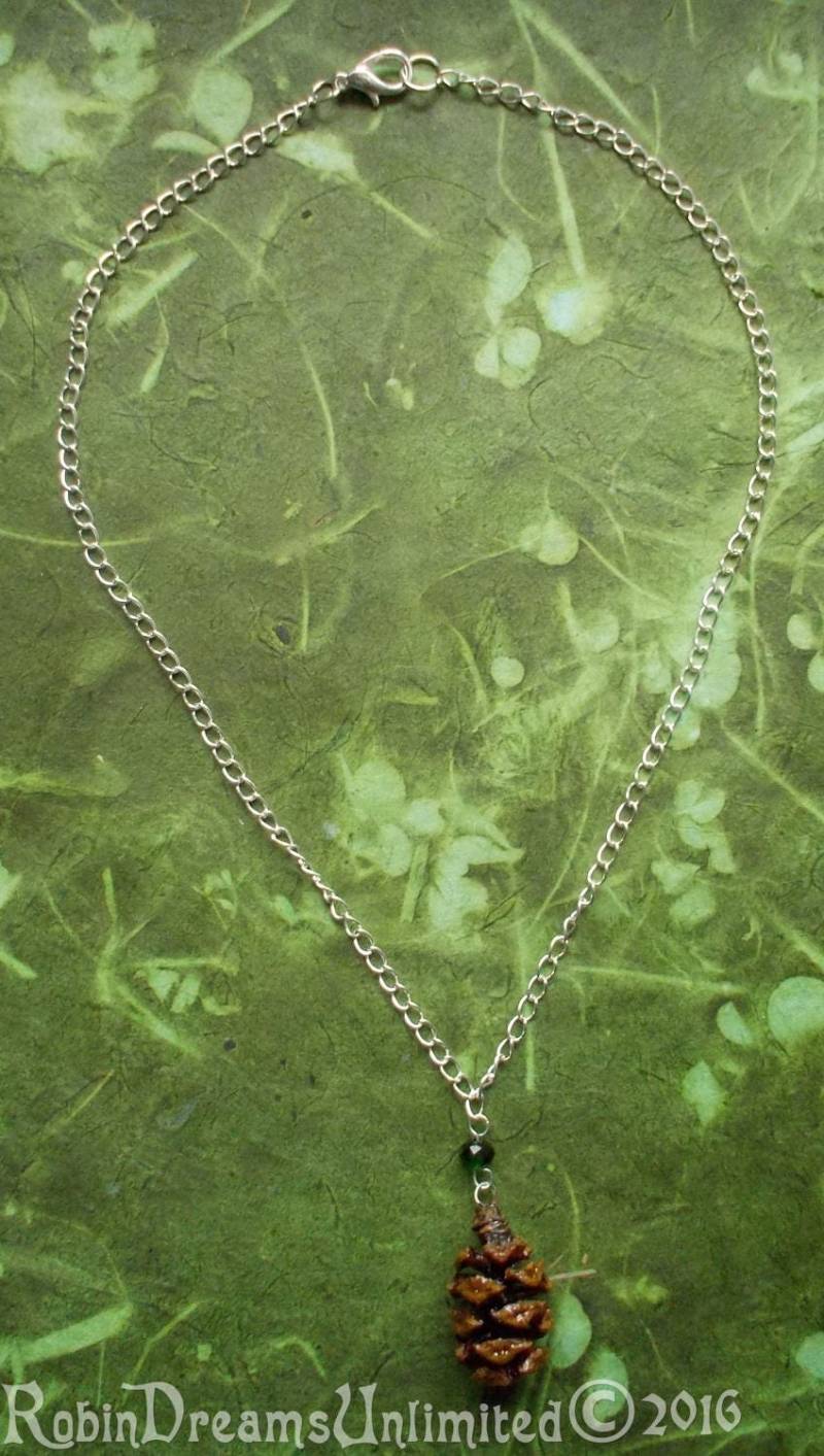 Rotholz Tannenzapfen Mit Smaragd Kristall Halskette #77-7 von RobinDreamsUnlimited