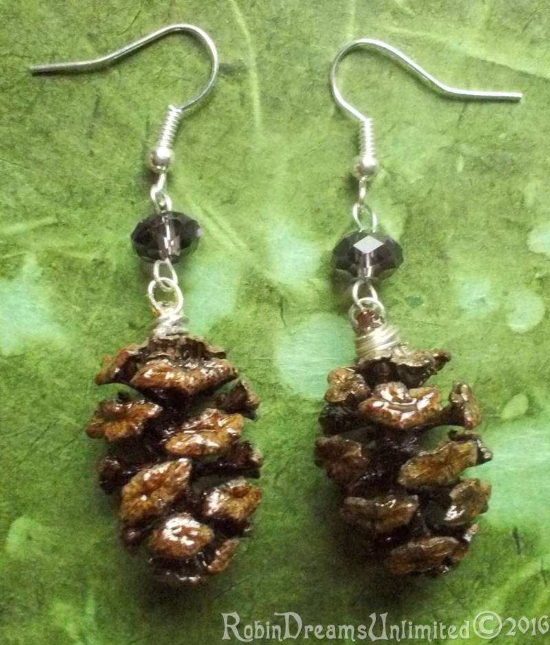 Rotholz Tannenzapfen Mit Violett Ohrringe #65-13 von RobinDreamsUnlimited