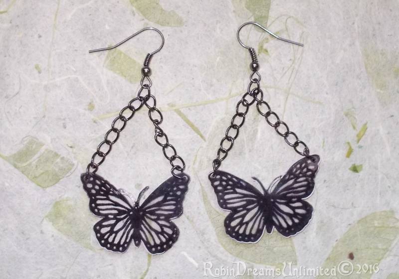 Schwarz Und Klar Monarchfalter Auf Dink Ohrringe von RobinDreamsUnlimited
