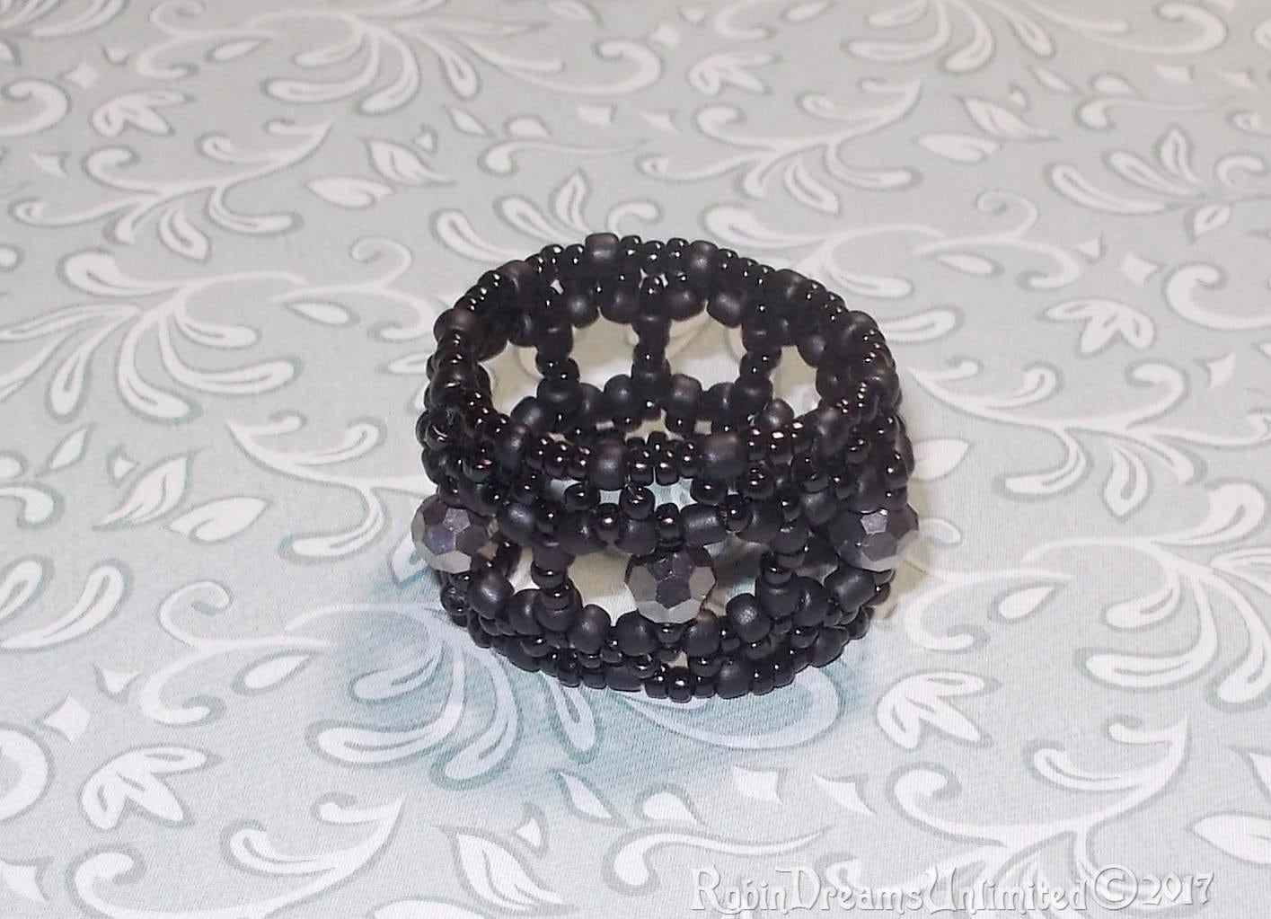 Schwarz Und Silber Bead Webart Ring von RobinDreamsUnlimited
