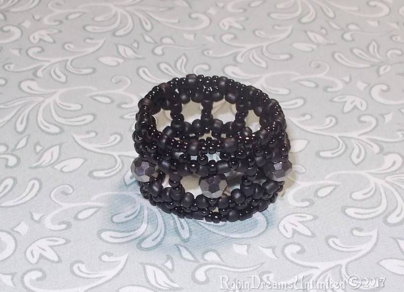 Schwarz Und Silber Bead Webart Ring von RobinDreamsUnlimited