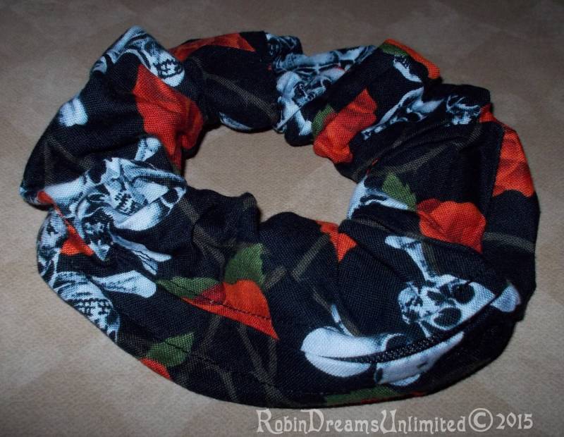 Totenkopf Und Rosen Versteckte Tasche Zipper Scrunchie Haargummi von RobinDreamsUnlimited