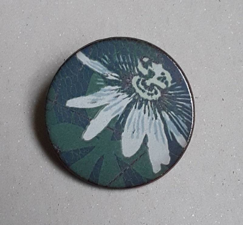 Florale Keramik Brosche. Leidenschaft Blume. Passionsblume. Handgefertigt. Einzigartiges Geschenk. Origineller Entwurf. Gärtner. Pflanzenliebhaber Florale Keramik Brosche. Leidenschaft Blume. Passionsblume. Handgefertigt. Einzigartiges Geschenk. Origineller Entwurf. Gärtner. Pflanzenliebhaber von RobinMoorcroftPrints