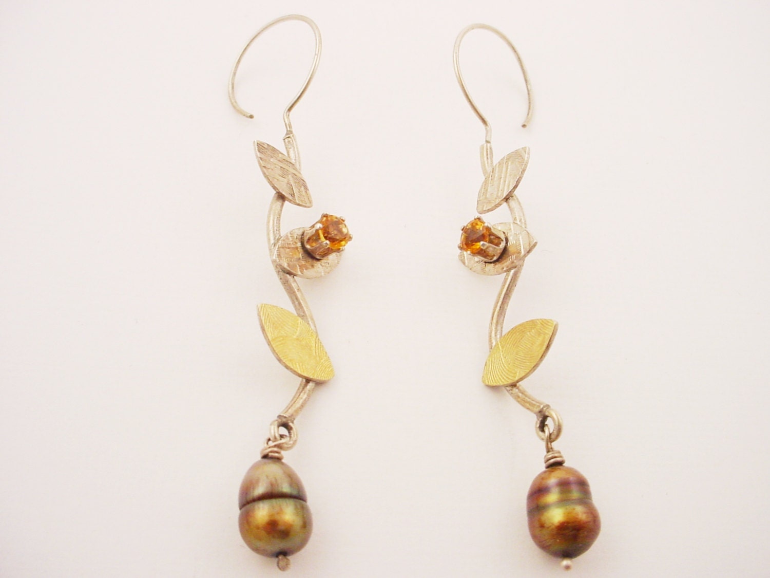 Blätter - Ohrringe in Sterling Silber Und 22K Bimetall Mit Citrin Große Braune Perle von RobinSchechtelDesign