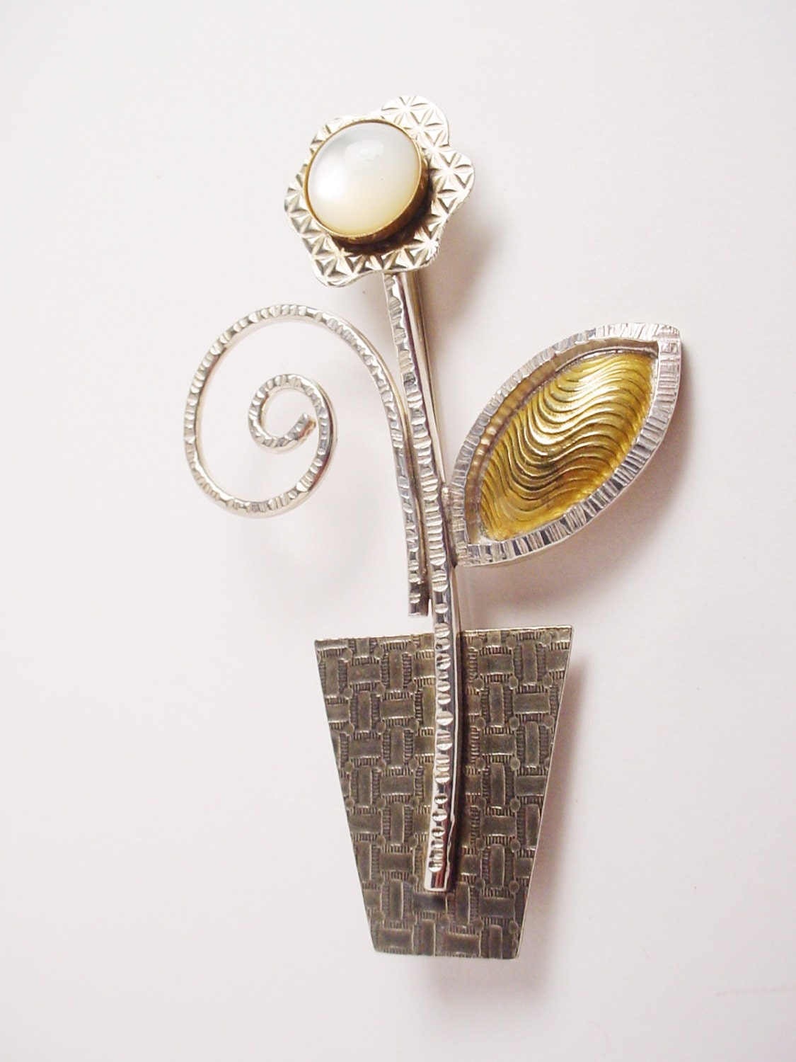 Perlmutt-Blumen-Pin Sterling Silber, Messingblatt, Nickel-Pflanzer von RobinSchechtelDesign