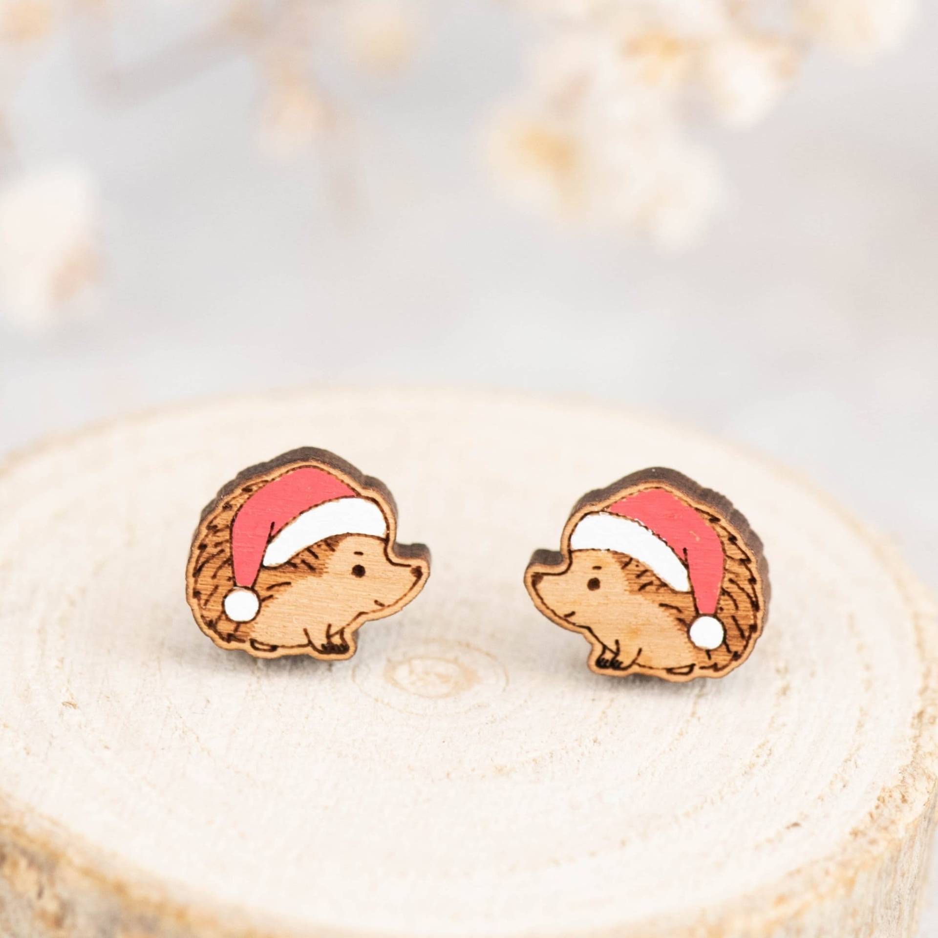 Handbemalte Igel Mit Weihnachtsmütze Weihnachtsohrringe Damen Mädchen Ohrstecker Ohrringe Aus Holz Handbemalte Igel Mit Weihnachtsmütze Weihnachtsohrringe Damen Mädchen Ohrstecker Ohrringe Aus Holz von RobinValleyUK