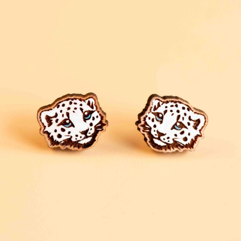 Handbemalte Ohrringe Schnee Leopard Holzohrringe Eco-Schmuck von RobinValleyUK