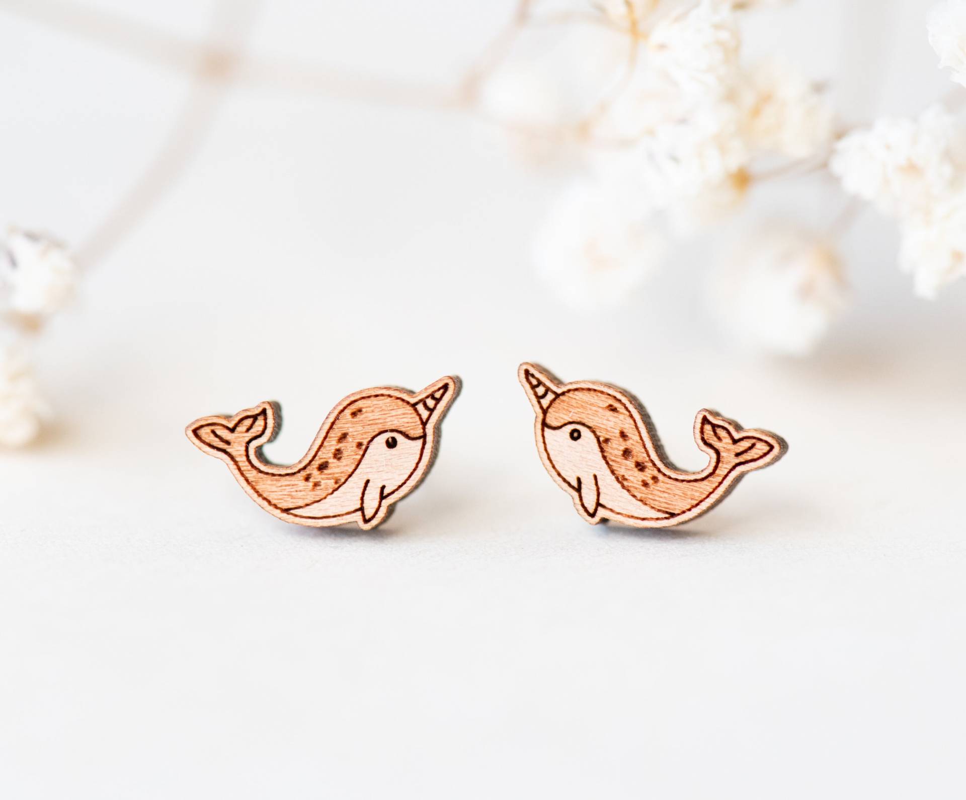 Handgemachte Holzohrringe Niedliche Narwal Ohrringe Damen Ohrstecker Geschenk Handgemachte Holzohrringe Niedliche Narwal Ohrringe Damen Ohrstecker Geschenk von RobinValleyUK