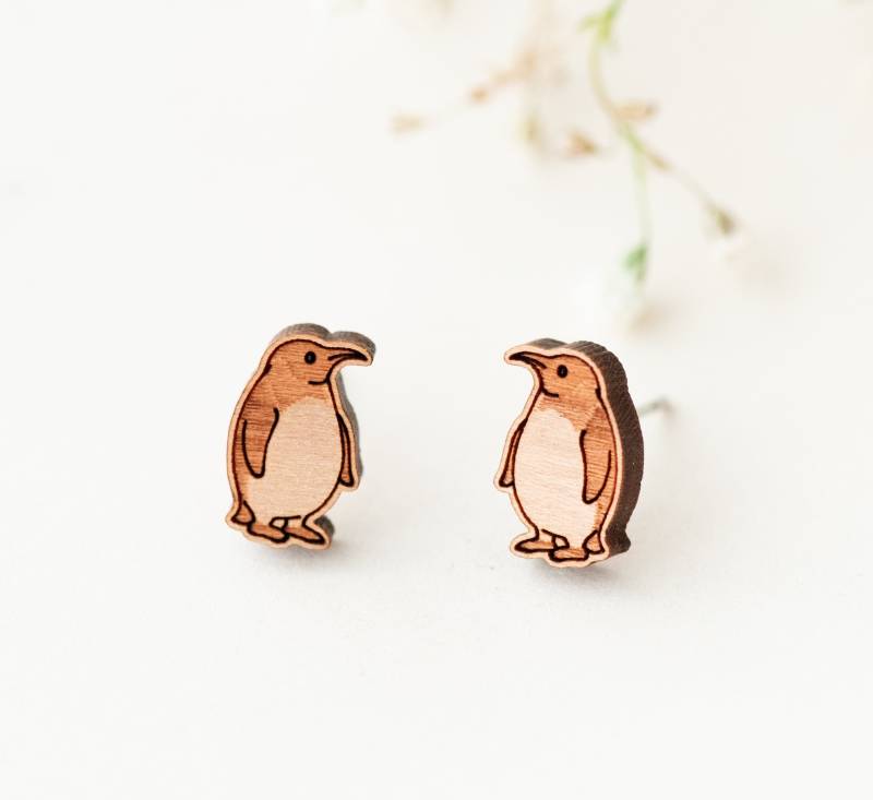 Handgemachte Pinguin Ohrringe Holz Damen Mädchen Ohrstecker Geschenk Von Robin Valley Studio von RobinValleyUK