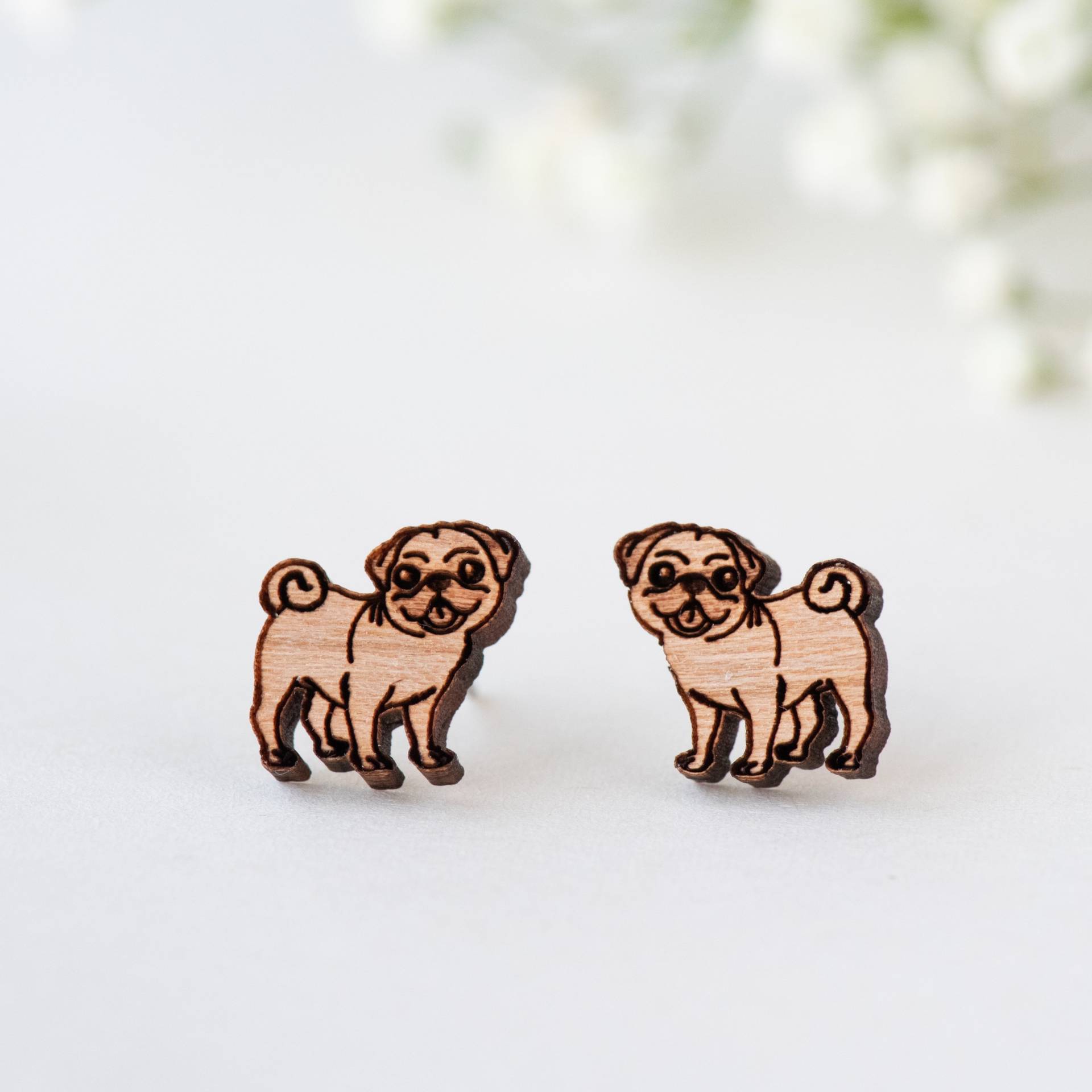 Süße Mops Ohrringe Damen Ohrstecker Holzohrringe Hund Süße Mops Ohrringe Damen Ohrstecker Holzohrringe Hund von RobinValleyUK