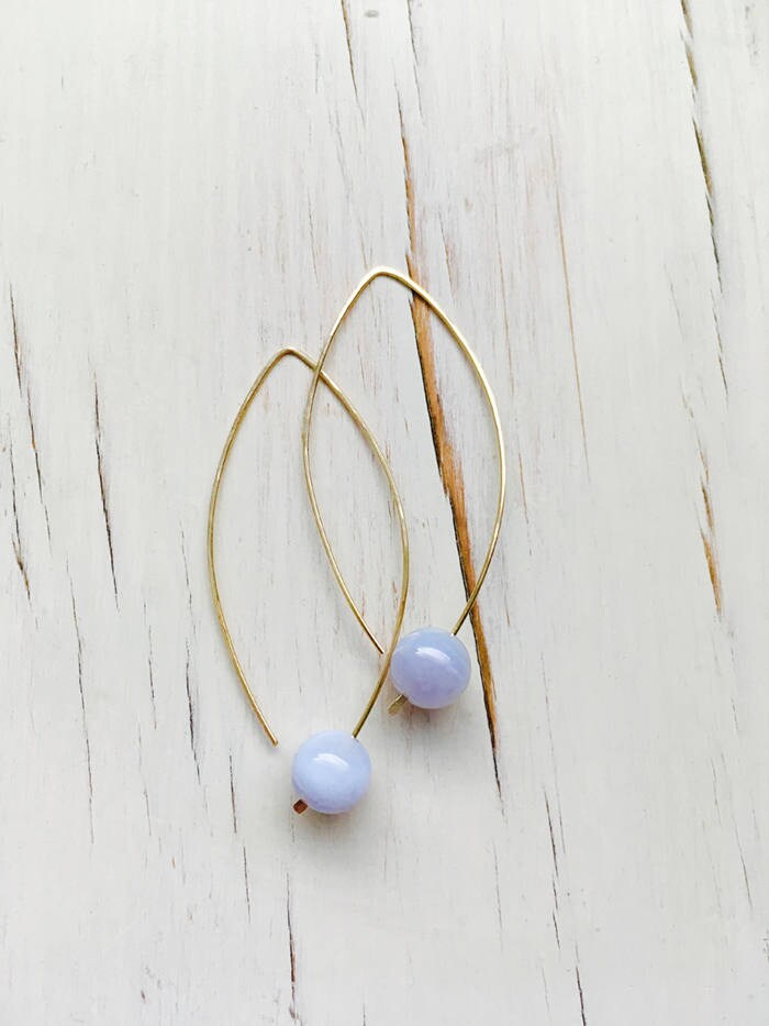 Blaue Spitze Achat Ohrringe Bogen Creolen Schmuck Lapis Hoop von RobinWoodard