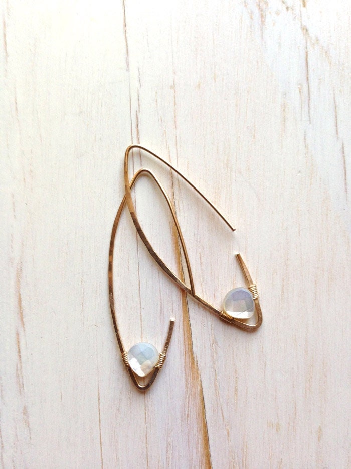 Gold Filled Tear Drop Hoop Perlmutt Gehämmert Längliche Edelstein Schmuck von RobinWoodard