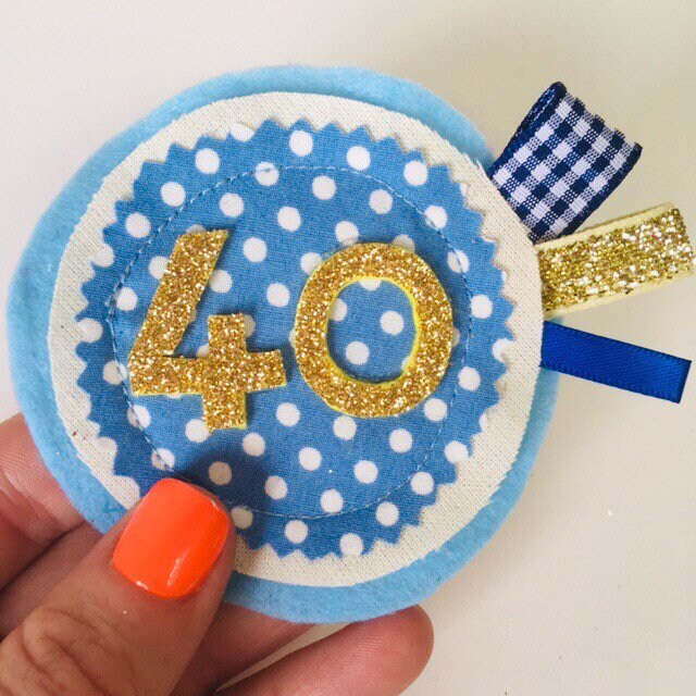 Geburtstags-Anstecker Mit Glitzernden Zahlenpins von RobinsBobbinsGifts