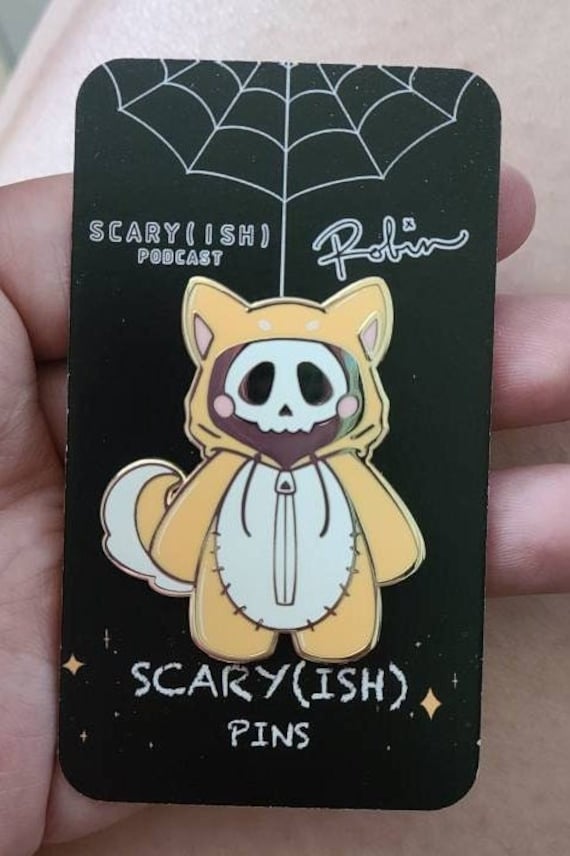 Kawaii Shiba Inu Kigurumi Totenkopf Kapuzenpullover 1, 75 Zoll Hard Enamel Pin Scaryish von RobinsKawaiiCorner