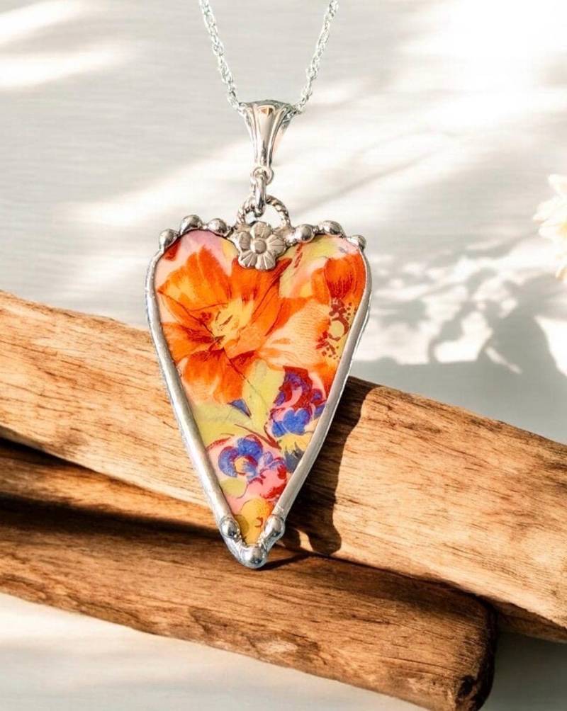 Gebrochenes Porzellan Schmuck, Halskette, Länglicher Herz Anhänger, Orange Und Blau Blumen Porzellan, Sterling Silber Zubehör, Herbst Schmuck Gebrochenes Porzellan Schmuck, Halskette, Länglicher Herz Anhänger, Orange Und Blau Blumen Porzellan, Sterling Silber Zubehör, Herbst Schmuck von Robinsnestcreation1