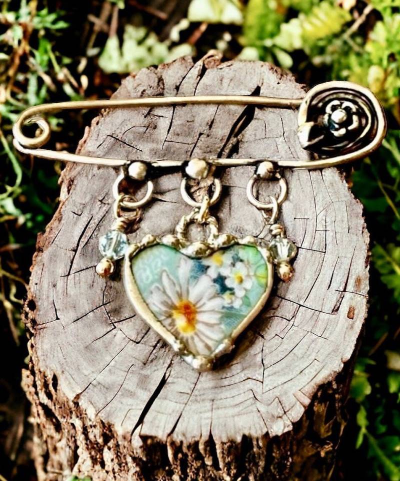 Brosche, Anstecknadel, Herz Schmuck, Shelley, Margerite, Gänseblümchen Chintz Porzellan, Sterling Silber Gelöteter Schmuck Brosche, Anstecknadel, Herz Schmuck, Shelley, Margerite, Gänseblümchen Chintz Porzellan, Sterling Silber Gelöteter Schmuck von Robinsnestcreation1
