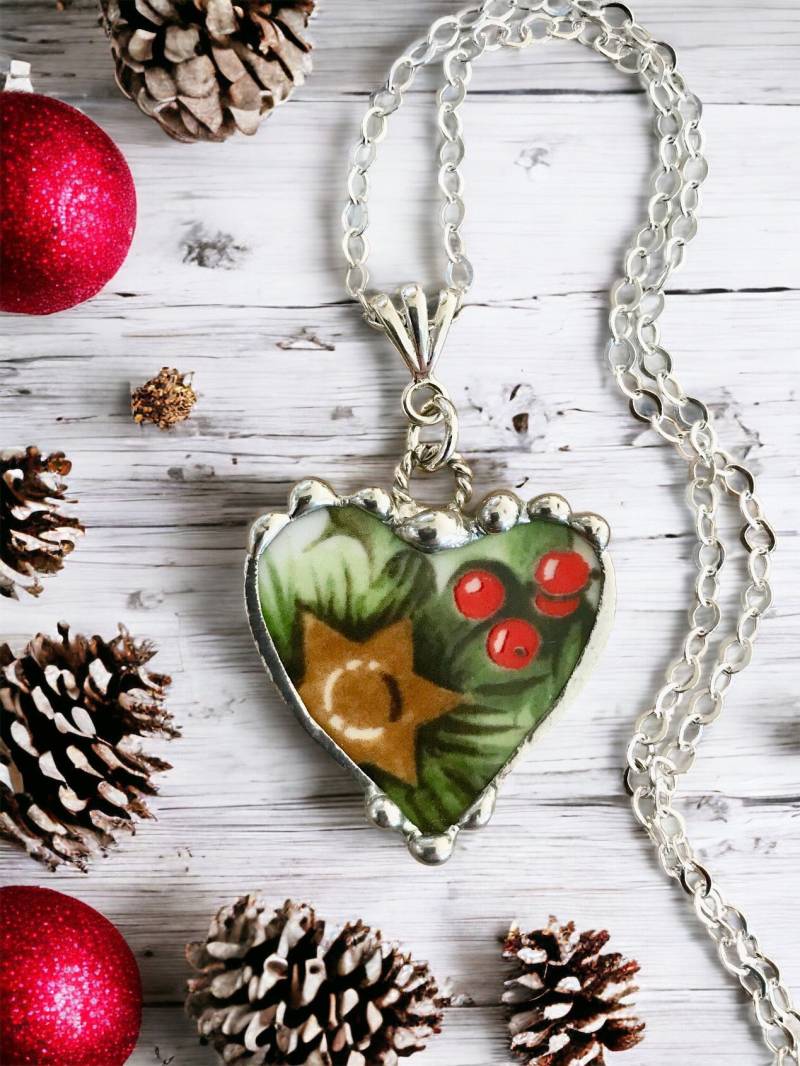 Halskette, Gebrochener Porzellan Schmuck, Gebrochenes Porzellan, Herz Anhänger, Weihnachtsschlittenfahrt, Stechpalme Herz, Gelöteter Schmuck von Robinsnestcreation1