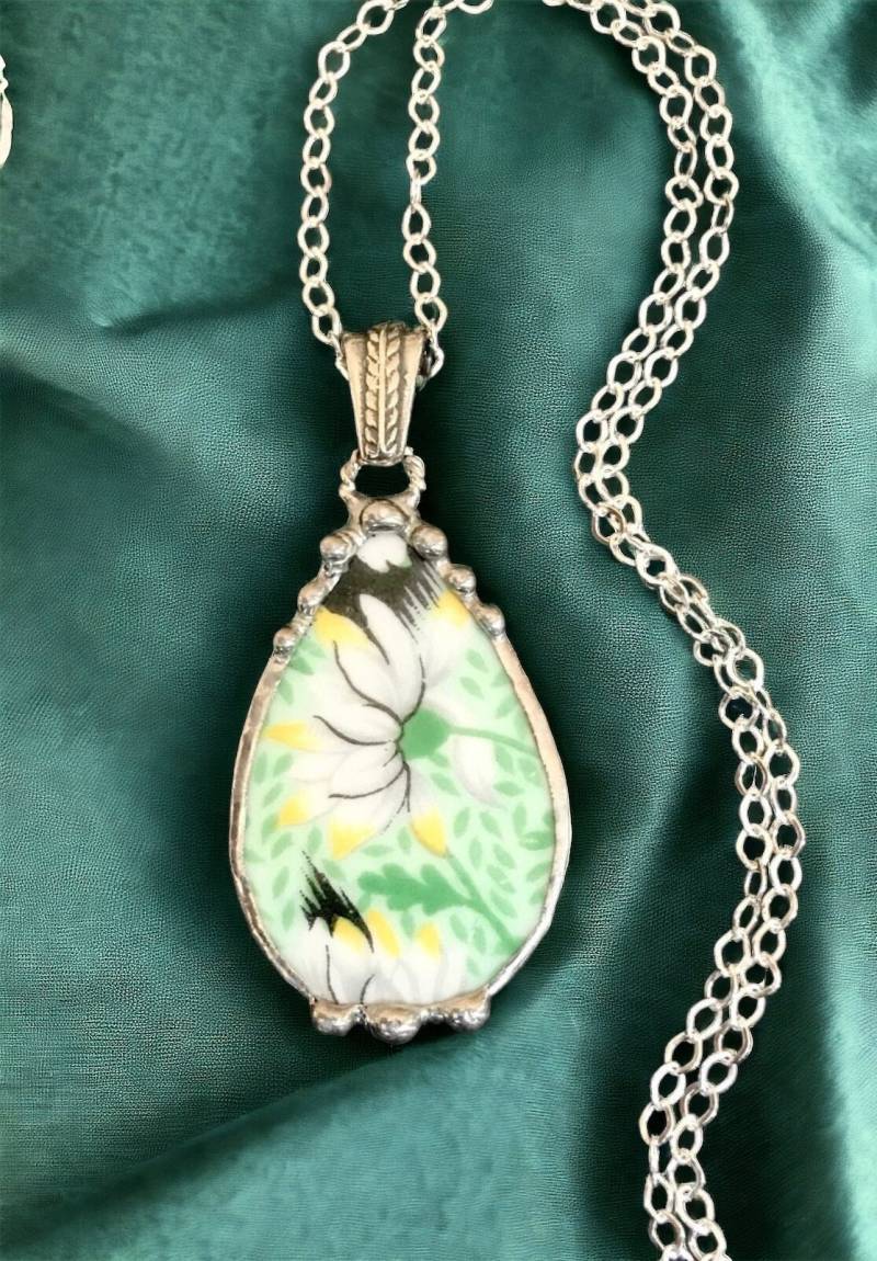 Halskette, Gebrochenes Porzellan, Teardrop Anhänger, Grünes Gänseblümchen Sterling Silber Zubehör, Gelötet Schmuck Halskette, Gebrochenes Porzellan, Teardrop Anhänger, Grünes Gänseblümchen Sterling Silber Zubehör, Gelötet Schmuck von Robinsnestcreation1