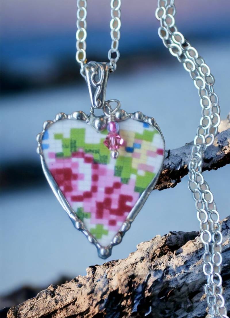 Halskette, Gebrochenes Porzellan Schmuck, Herz Anhänger, Nadelspitze Petit Point, Nähgeschenk, Herz, Stickerei von Robinsnestcreation1