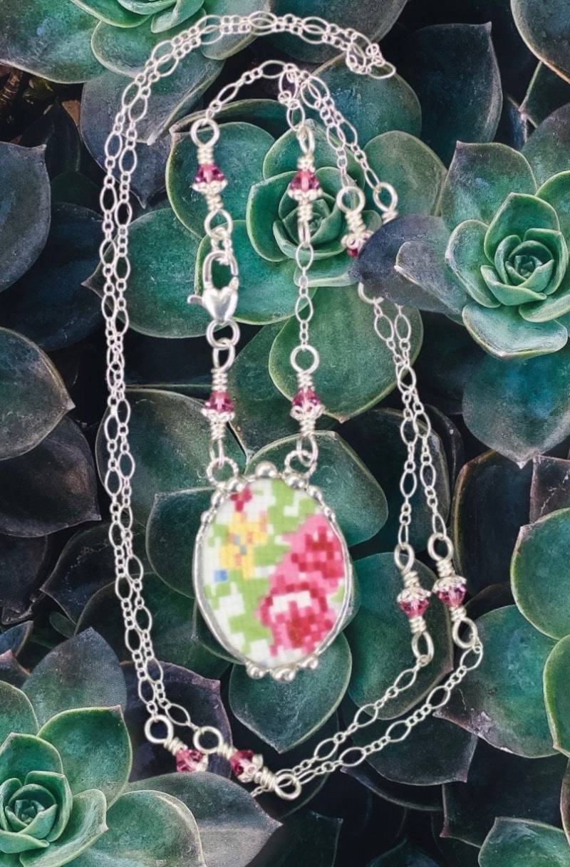 Halskette, Gebrochenes Porzellan Schmuck, Oval Anhänger, Nadelspitze Petit Point, Lange Sterling Silber Kette, Geschenk Zum Nähen Halskette, Gebrochenes Porzellan Schmuck, Oval Anhänger, Nadelspitze Petit Point, Lange Sterling Silber Kette, Geschenk Zum Nähen von Robinsnestcreation1