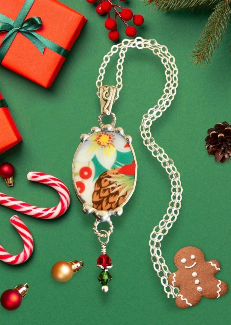 Halskette, Gebrochenes Porzellan Schmuck, Oval Anhänger, Weihnachtsstern, Yuletide, Sterling Silber Zubehör, Gelötet Schmuck von Robinsnestcreation1