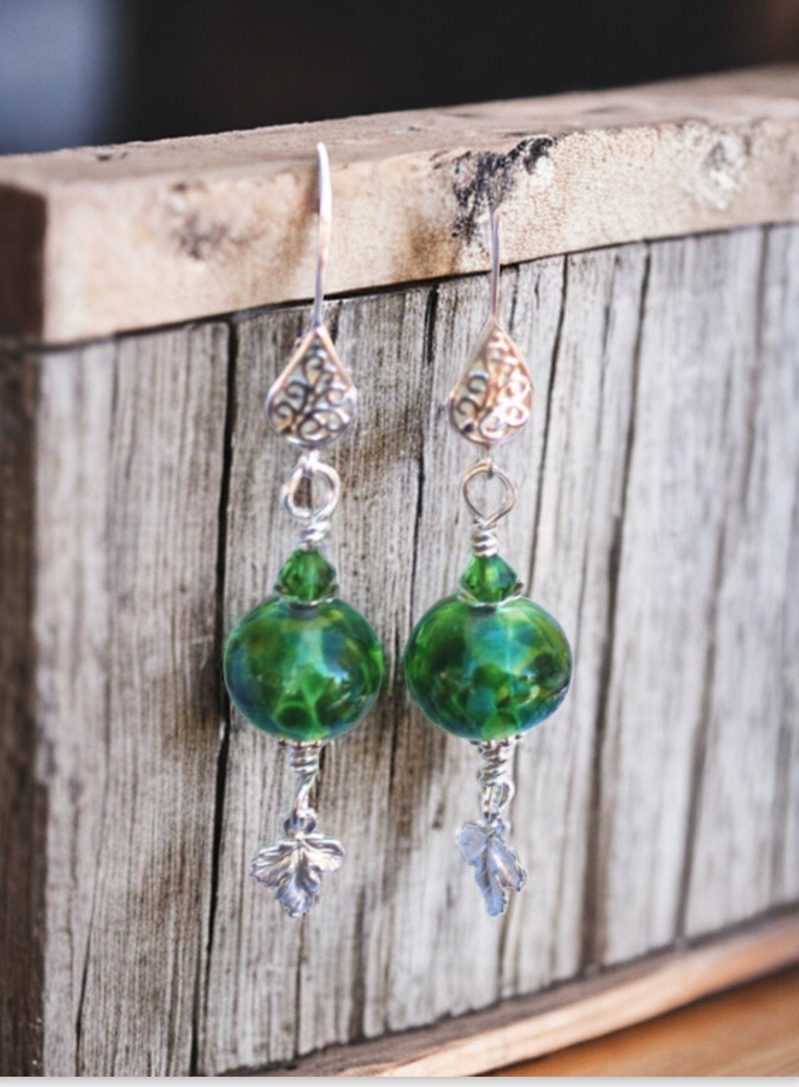 Lampwork Perlen Ohrringe, Handgemachte Grüne Glasperlen, Herz Charm, Sterlingsilber Ohrdrähte, Blattschmuck Lampwork Perlen Ohrringe, Handgemachte Grüne Glasperlen, Herz Charm, Sterlingsilber Ohrdrähte, Blattschmuck von Robinsnestcreation1