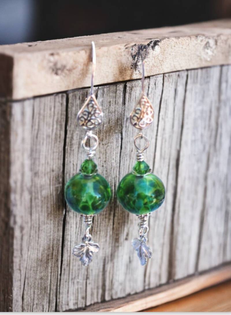 Lampwork Perlen Ohrringe, Handgemachte Grüne Glasperlen, Herz Charm, Sterlingsilber Ohrdrähte, Blattschmuck Lampwork Perlen Ohrringe, Handgemachte Grüne Glasperlen, Herz Charm, Sterlingsilber Ohrdrähte, Blattschmuck von Robinsnestcreation1