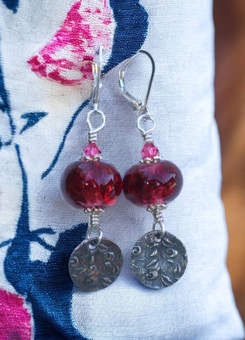 Lampwork Perlen Ohrringe, Handgemachter Schmuck, Burgundy Pink Beads, Sterlingsilber Brisuren, Rosenknospe Charms, 925 Silber von Robinsnestcreation1