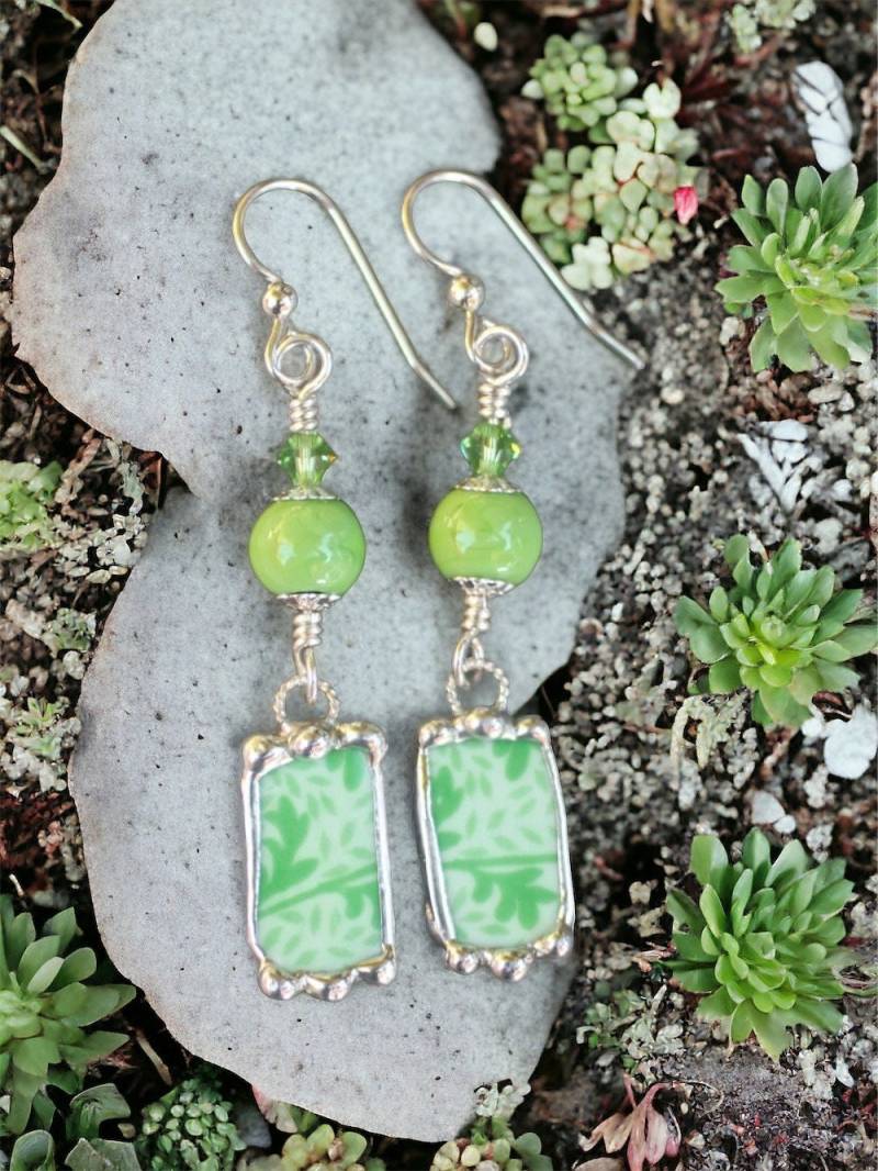 Ohrringe, Gebrochenes Porzellan Schmuck, Grünes Blatt, Lindgrün, Sterling Silber Ohrdrähte, Gelötet Schmuck Ohrringe, Gebrochenes Porzellan Schmuck, Grünes Blatt, Lindgrün, Sterling Silber Ohrdrähte, Gelötet Schmuck von Robinsnestcreation1