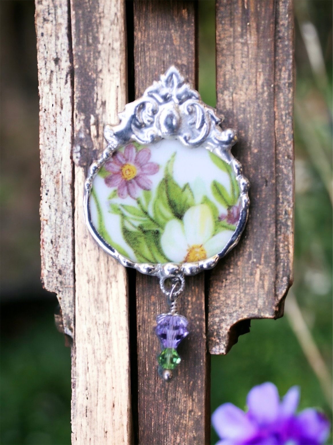 Porzellan Brosche, Lila Und Grün Blumen Chintz, Brosche Mit Blumen, Geschenk Für Sie Porzellan Brosche, Lila Und Grün Blumen Chintz, Brosche Mit Blumen, Geschenk Für Sie von Robinsnestcreation1