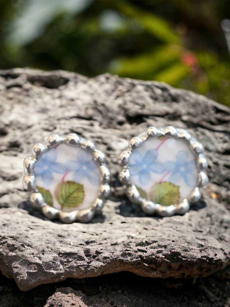 Post Ohrringe, Broken China Schmuck, Blaue Blume, Sterling Silber, Gelöteter Schmuck Post Ohrringe, Broken China Schmuck, Blaue Blume, Sterling Silber, Gelöteter Schmuck von Robinsnestcreation1