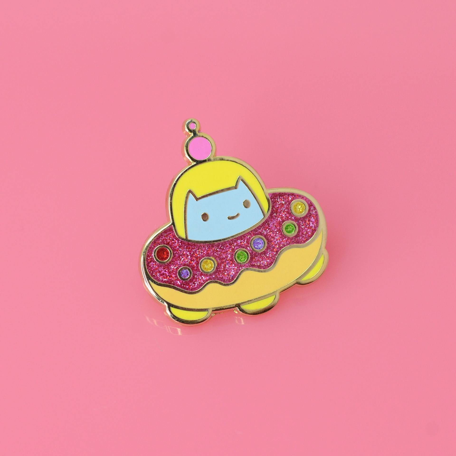 Emaille Pin - Space Cat in Donut Spaceship von RobotDanceBattle