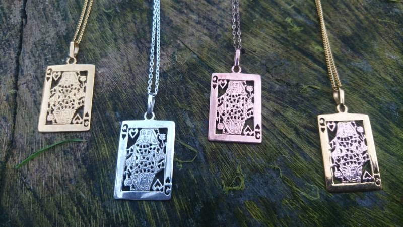 Herzkönigin Handgefertigter Anhänger | Spielkarte, Poker, Gf, Bff, Lady Luck, Glamourous Kitsch Herzkönigin Handgefertigter Anhänger | Spielkarte, Poker, Gf, Bff, Lady Luck, Glamourous Kitsch von RobynChaosJewellery