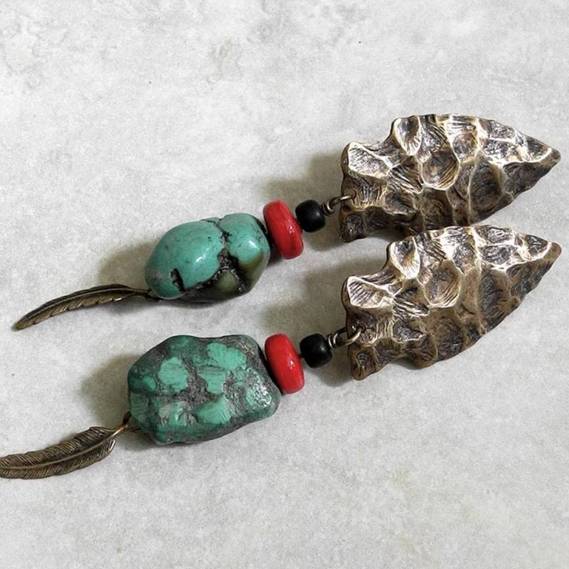 Vintage Pfeilspitze Messing Ohrclips Türkis Nugget, Koralle & Holzperlen von RocaFineAndDandy