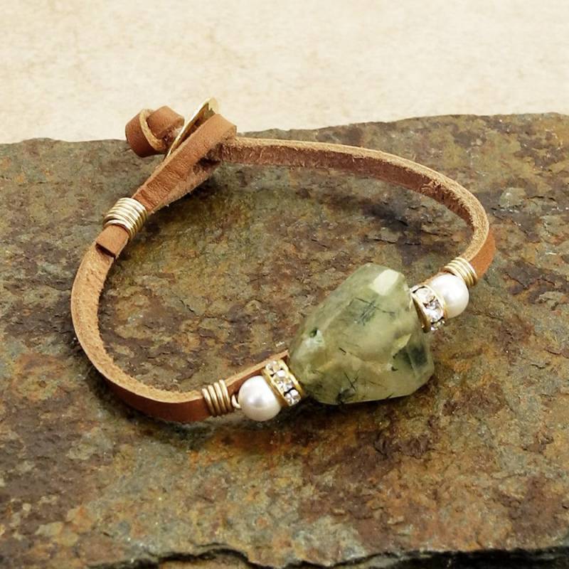 Golddraht Gewickeltes Lederband Armband Mit Facettierten Prehnit - Gold & Nugget Und Perlen Roca Jewelry Designs Golddraht Gewickeltes Lederband Armband Mit Facettierten Prehnit - Gold & Nugget Und Perlen Roca Jewelry Designs von RocaJewelryDesigns