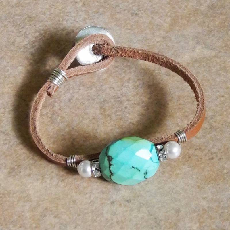 Sterling Wire Wrapped Lederband Armband Mit Facettierten Türkis - Und Strass Nugget Roca Jewelry Designs Sterling Wire Wrapped Lederband Armband Mit Facettierten Türkis - Und Strass Nugget Roca Jewelry Designs von RocaJewelryDesigns